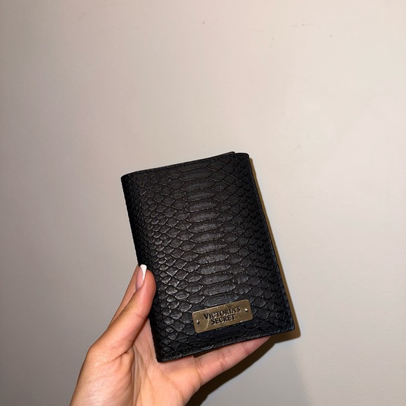 Victoria's Secret Passport Cover - Snake print - Picture 1 of 2